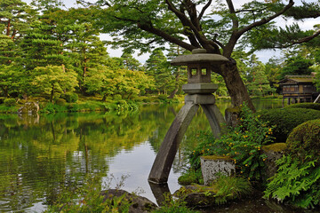 兼六園「徽軫灯籠と霞ヶ池」