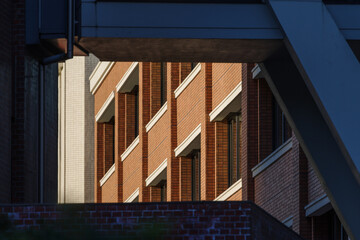 茶色のタイルの建物　東京、赤坂４丁目の街の風景