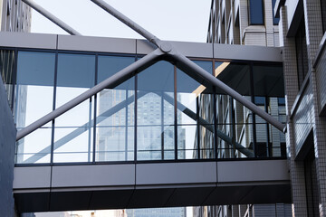 建物間をつなぐ連絡通路　東京、赤坂6丁目の街の風景