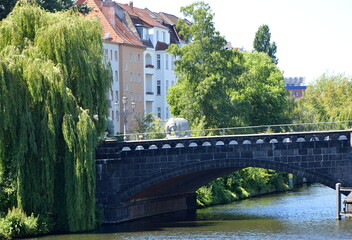 Fototapeta na wymiar Brücke über den Fluss Spree im Stadtteil Moabit, Tiergarten, Berlin