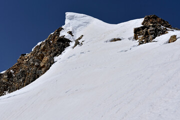 積雪期の白馬三山登山「杓子尾根から望む杓子岳山頂」