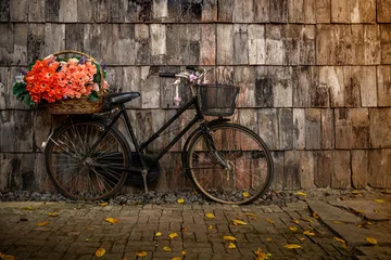 Fototapete Romantischer Stil Fahrräder alte Vintage Blumen in einem Korb. Geparkt an der Seitenwand des Holzhauses ideal für Designarbeiten Klassischer Vintage-Stil