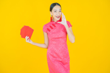 Portrait beautiful young asian woman with red envelope