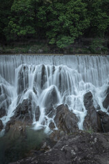 Fototapeta premium 愛知県 長篠堰堤 新城のナイアガラ 新緑