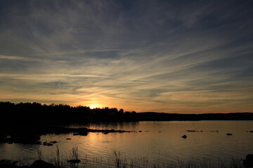 Sonnenuntergang über See in Schweden