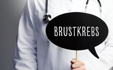 Brustkrebs. Arzt mit Stethoskop hält Sprechblase in Hand. Text steht im Schild. Gesundheitswesen, Medizin