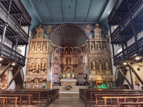 Altar e interior da Igreja de Saint Pierre em Saint-P&egrave;e-Sur-Nivelle no Pa&iacute;s Basco em Fran&ccedil;a