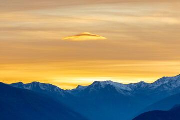Fototapeta na wymiar Wolkenformation in der Abenddämmerung über der Ortler Gruppe, Südtirol