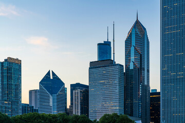 Naklejka premium Chicago skyline panorama from Park at sunset. Chicago, Illinois, USA. Skyscrapers of financial district, a vibrant business neighborhood.
