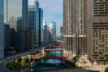 Naklejka premium Panorama cityscape of Chicago downtown and River with bridges at day time, Chicago, Illinois, USA. A vibrant business neighborhood