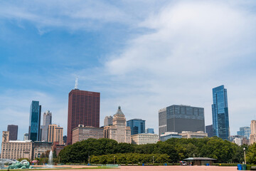 Fototapeta premium Chicago skyline panorama from Park at day time. Chicago, Illinois, USA. Skyscrapers of financial district, a vibrant business neighborhood.