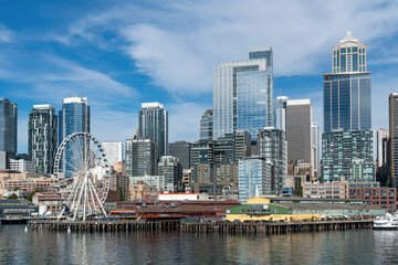 Naklejka premium Waterfront Seattle skyline with Great wheel view. Skyscrapers of financial downtown at day time, Washington, USA. A vibrant business neighborhood