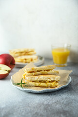 Grilled sandwiches with apple and cheese