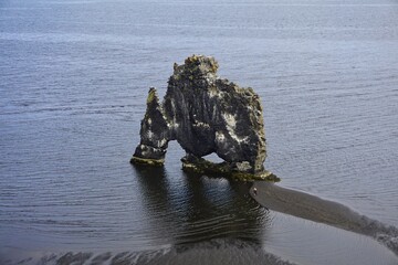 Hvítserkur Basaltfelsen an der Ostküste der Halbinsel Vatnsnes im Nordwesten von Island