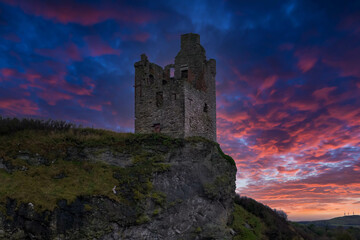 Obraz premium The Crumbling Ancient Ruins of Greenan Castle looking over From Greenan Bay in Ayrshire Scotland