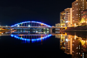Fototapeta premium 静岡県沼津市 夜の狩野川、ライトアップされた御成橋