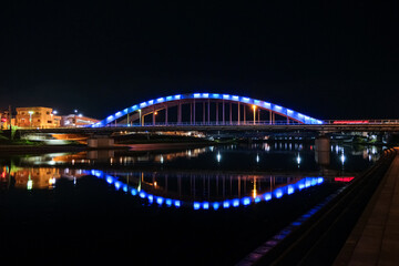 Fototapeta na wymiar 静岡県沼津市 夜の狩野川、ライトアップされた御成橋