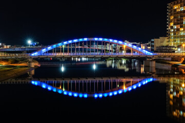 Fototapeta na wymiar 静岡県沼津市 夜の狩野川、ライトアップされた御成橋
