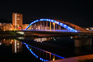 静岡県沼津市 夜の狩野川、ライトアップされた御成橋