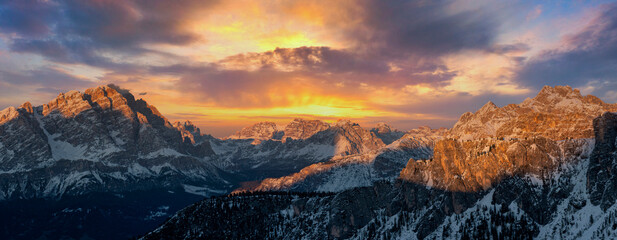 Beautiful landscape of mountains during sunset - obrazy, fototapety, plakaty
