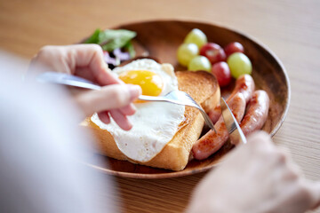 朝ごはんを食べる女性の手元 - obrazy, fototapety, plakaty