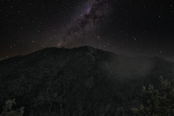 Monta&ntilde;a con universo de fondo