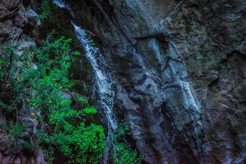 Cascada pequeña en lago