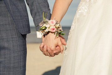 Hochzeit am Strand Ehepaar Hand in Hand