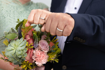 Braut und Bräutigam Brautstrauß und Eheringe
