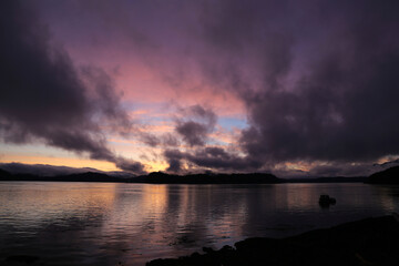 Fototapeta na wymiar Dramatischer Sonnenuntergang an der Pazifik Küste, Kanada, Vancouver Island, Hanson Island