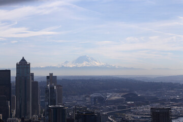 Blick vom Seattle Tower auf einen Berg