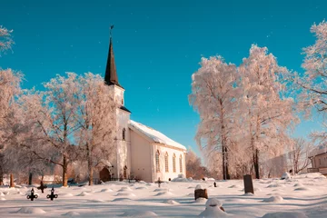 Schilderijen op glas Christian church with cemetery in the snow in the arctic circle in Norway © Javier