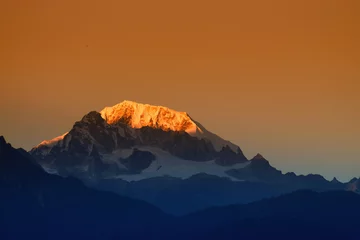 Fototapete Kangchendzönga Schönes erstes Licht von Sonnenaufgang auf dem Berg Kanchenjugha, Himalaya-Gebirge, Sikkim, Indien. Orangefarbene Tönung auf den Bergen im Morgengrauen