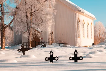 Schilderijen op glas Christian church with cemetery in the snow in the arctic circle in Norway © Javier