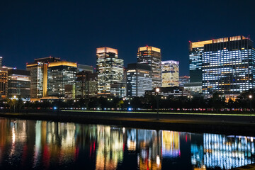 Fototapeta na wymiar 東京都千代田区 皇居前広場と丸の内、高層ビル群の夜景