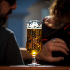 Copa de cerveza al sol