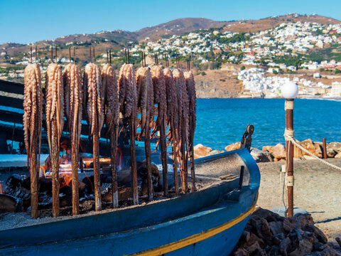 Pulpos para asar a la barbacoa colgados en una barca en M&aacute;laga