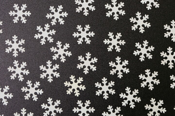 검은 바탕에 흰 종이로 만든 눈송이