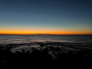 Amanecer con la isla de Gran Canaria en el horizonte al amanecer