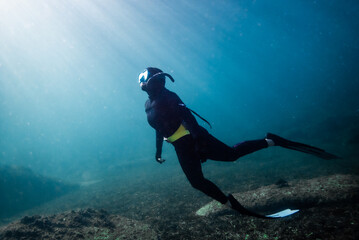 Chica practicando apnea en el mar Mediterraneo, buceo, snorkel. - obrazy, fototapety, plakaty