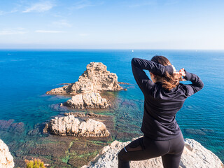 Chica joven mirando el mar, mediterraneo, barco de vela, en Javea, cap prim, Xabia