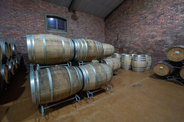 Authentisches Flair: Weinf&auml;sser Barik in einem malerischen Weingut