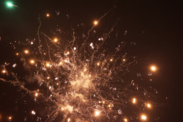 Fototapeta Fajerwerki wystrzelone w noc sylwestrową na zabawie.  obraz
