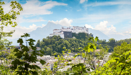 Blick auf Festung Hohensalzburg mit Untersberg im Hintergrund - Stadt Salzburg, Österreich
