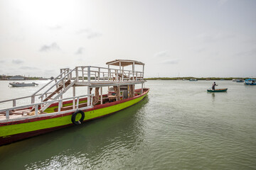 Fototapeta na wymiar Barco de excursiones atracado en la Marina de Oyster Creek de Banjul, Gambia