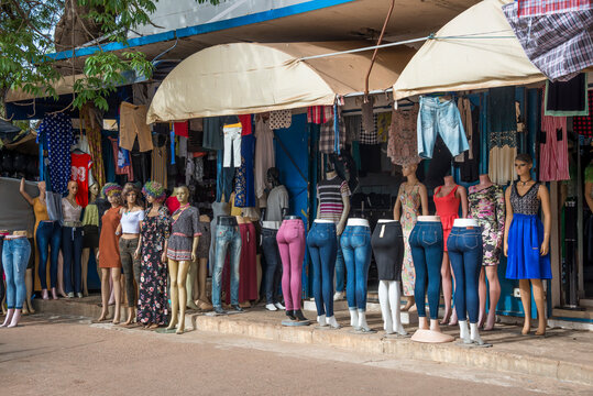 Maniqu&iacute;es con ropas en el exterior de una tienda de la zona del Albert Market en Banjul, Gambia 