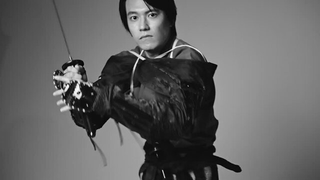 刀を振るサムライ　武士　武将