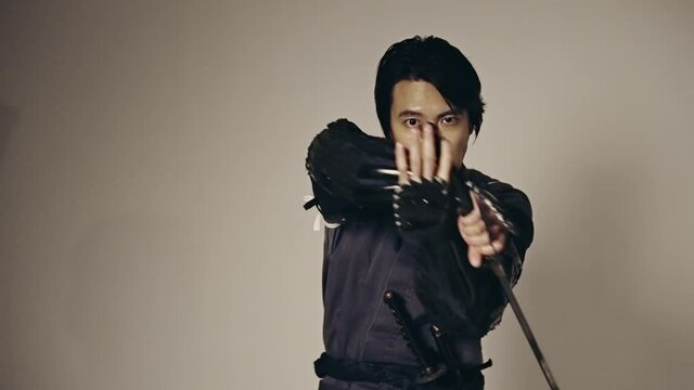 刀を振るサムライ　武士　武将
