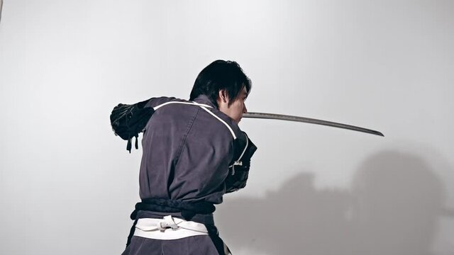 刀を振るサムライ　武士　武将