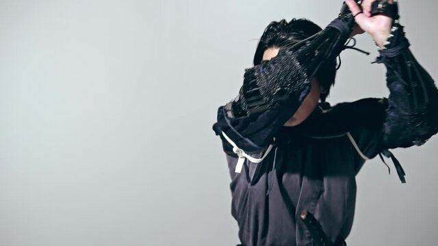 刀を振るサムライ　武士　武将